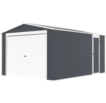 Kovová garáž s bílými sekčními vraty a vedlejšími dveřmi, stěny z šedého vlnitého plechu.