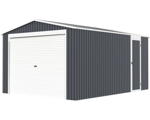 Kovová garáž s bílými sekčními vraty a vedlejšími dveřmi, stěny z šedého vlnitého plechu.
