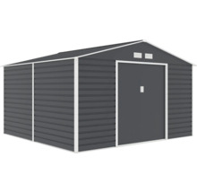 Kovový zahradní domek se sedlovou střechou, posuvnými dveřmi a větracími otvory.