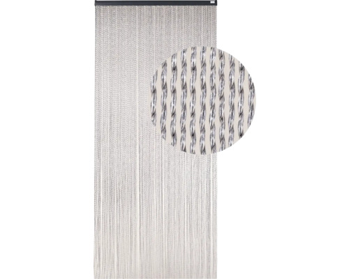 Dekorativní provázkový závěs se stříbrnými vlákny jako dělič místnosti nebo dekorace okna.