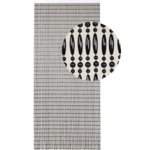 Dekorativní korálkový závěs s designem z černých korálků.