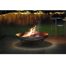 Ohniště s hořícím dřevem na zahradě