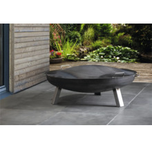 Kovová ohniště s krytem na zahradě