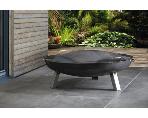 Kovová ohniště s krytem na zahradě