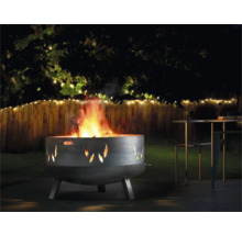 Ohniště v zahradě s plameny a dekorací