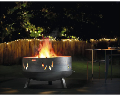 Ohniště v zahradě s plameny a dekorací