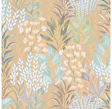 Tapeta s botanickým vzorem listů a jemných květů v akvarelovém stylu na okrovém pozadí.