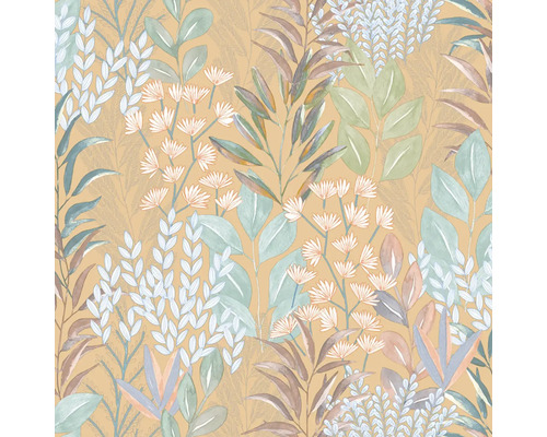 Tapeta s botanickým vzorem listů a jemných květů v akvarelovém stylu na okrovém pozadí.