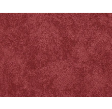 Detailní záběr červeného koberce s jemnou texturou.