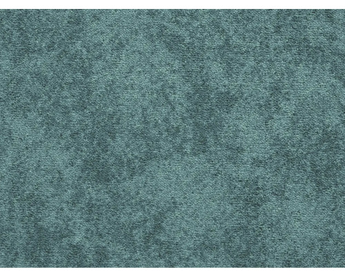 Detailní pohled na texturu modrozeleného koberce.