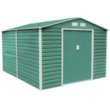 Zelený kovový zahradní domek se sedlovou střechou, dvoukřídlými posuvnými dveřmi a větracími otvory.