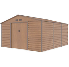 Velký kovový zahradní domek v dekoru dřeva se sedlovou střechou a dvojitými posuvnými dveřmi.