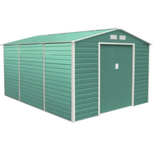 Zelený kovový zahradní domek s bílým rámem, sedlovou střechou, posuvnými dveřmi a větracími otvory.