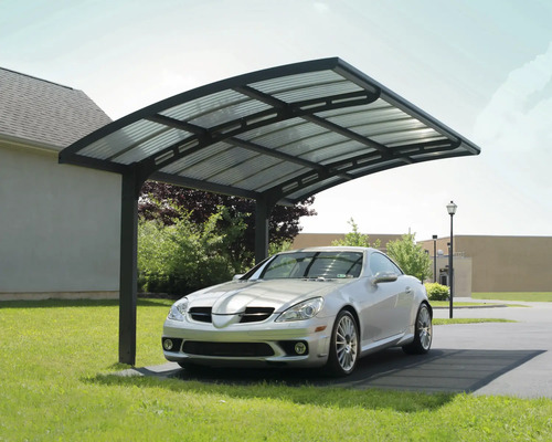 Auto pod přístřeškem s kovovým rámem a průhlednou střechou.