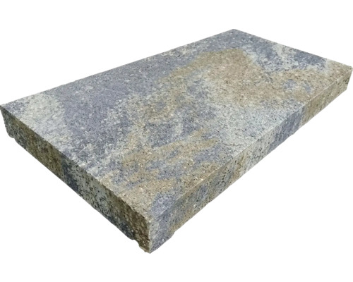 Obdélníkový blokový schod z přírodního kamene s žíhaným, zrnitým povrchem.