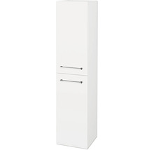 Bílá vysoká koupelnová skříňka se dvěma dvířky a horizontálními stříbrnými úchyty.