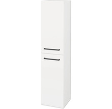 Vysoká bílá skříňka se dvěma dvířky a černými úchyty.