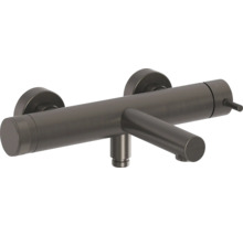 Nástěnná vanová baterie z kartáčovaného tmavého kovu s termostatem a výtokem.