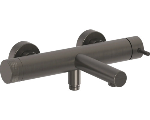 Nástěnná vanová baterie z kartáčovaného tmavého kovu s termostatem a výtokem.