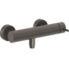 Sprchová baterie z kartáčovaného kovu pro nástěnnou montáž ve válcovém designu s pákovým ovládáním.