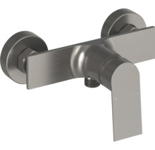 Jednopáková sprchová baterie z kartáčovaného kovu pro nástěnnou montáž s plochou pákou a kulatými rozetami.