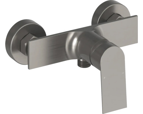 Jednopáková sprchová baterie z kartáčovaného kovu pro nástěnnou montáž s plochou pákou a kulatými rozetami.