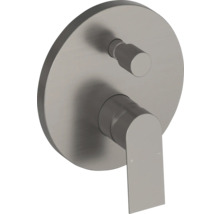 Podomítková baterie pro sprchu nebo vanu s kulatou rozetou, pákovým ovládáním a přepínačem z kartáčovaného kovu.