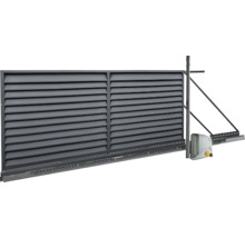 Samonosná posuvná brána z kovu s vodorovnými lamelami a elektrickým pohonem.