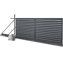 Elektrická kovová posuvná brána s horizontálními lamelami a pohonem.