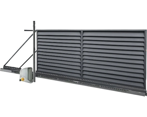 Elektrická kovová posuvná brána s horizontálními lamelami a pohonem.