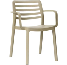 Béžová zahradní židle z plastu s područkami a lamelovým opěradlem.