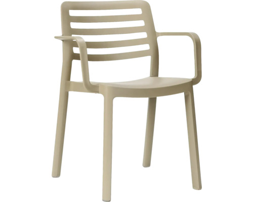 Béžová zahradní židle z plastu s područkami a lamelovým opěradlem.