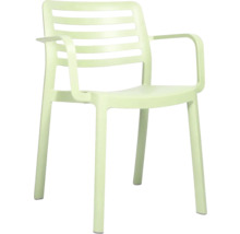Stohovatelná zahradní židle z plastu s područkami a laťkovým opěradlem.