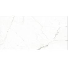 Bílá dlaždice v dekoru mramoru s šedým žilkováním.