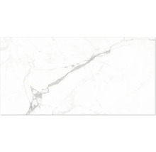 Keramická dlažba v bílém dekoru mramoru s šedým žilkováním.