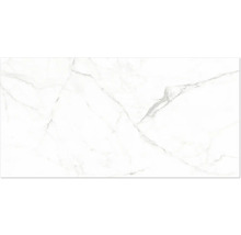 Bílá keramická dlažba se vzhledem mramoru a šedým žilkováním.