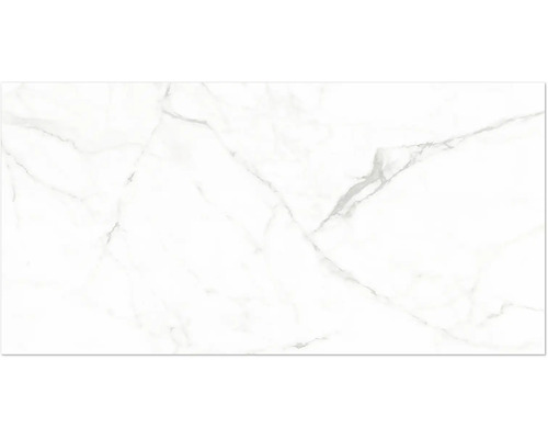 Bílá keramická dlažba se vzhledem mramoru a šedým žilkováním.