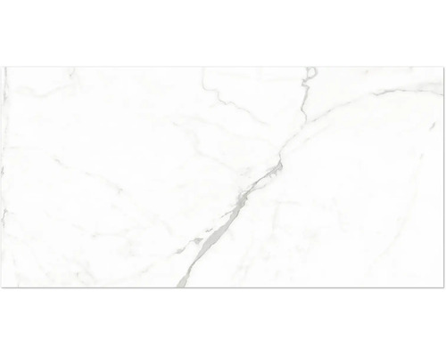 Dlažba z jemné kameniny se vzhledem mramoru a šedým žilkováním pro stěny a podlahy.