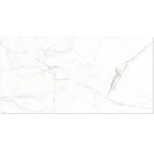 Bílá dlaždice v mramorovém vzhledu s šedým žilkováním.