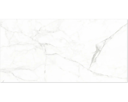 Bílá dlaždice v mramorovém vzhledu s šedým žilkováním.