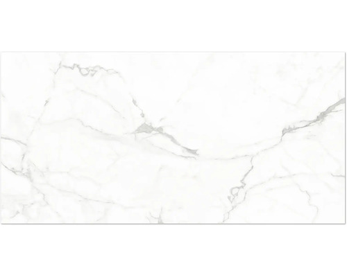 Dlažba z jemné kameniny se vzhledem mramoru s šedým žilkováním.