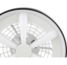 Kulatý bílý stropní ventilátor s osvětlením a průhlednými lopatkami.