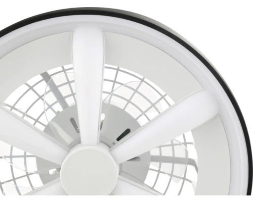 Kulatý bílý stropní ventilátor s osvětlením a průhlednými lopatkami.