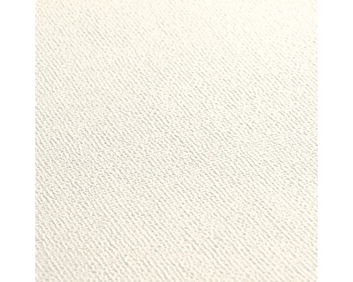 Bílá tapeta s jemným, diagonálně strukturovaným povrchem.