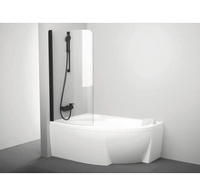 Moderní asymetrická vana se skleněnou sprchovou zástěnou, černou sprchovou baterií a bílou opěrkou hlavy ve světlé koupelně.