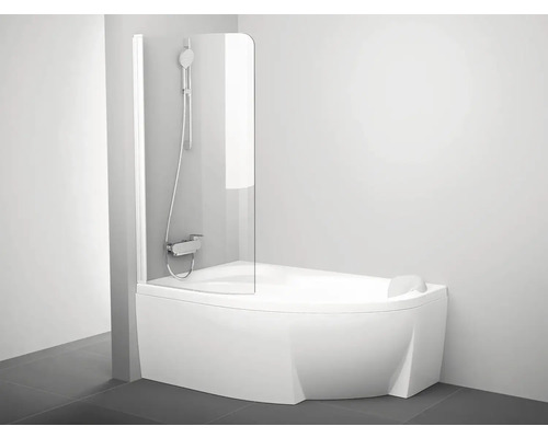 Rohová vana se zakřivenou přední stranou, jednodílnou skleněnou sprchovou zástěnou, sprchovou armaturou a podhlavníkem ve světlé koupelně.