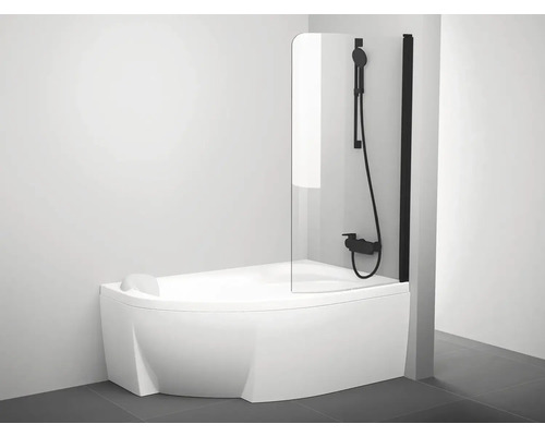 Moderní bílá rohová vana se skleněnou zástěnou a černou sprchovou armaturou včetně ruční sprchy.