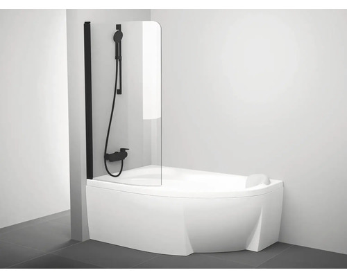 Moderní asymetrická vana se skleněnou sprchovou zástěnou, černou sprchovou baterií a bílou opěrkou hlavy ve světlé koupelně.