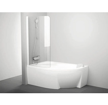 Rohová vana se zakřivenou přední stranou, jednodílnou skleněnou sprchovou zástěnou, sprchovou armaturou a podhlavníkem ve světlé koupelně.