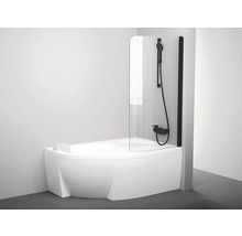 Moderní bílá rohová vana se skleněnou zástěnou a černou sprchovou armaturou včetně ruční sprchy.